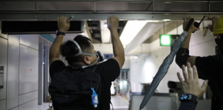 Protestos voltam a Hong Kong com greve geral, boicote às aulas e caos no aeroporto