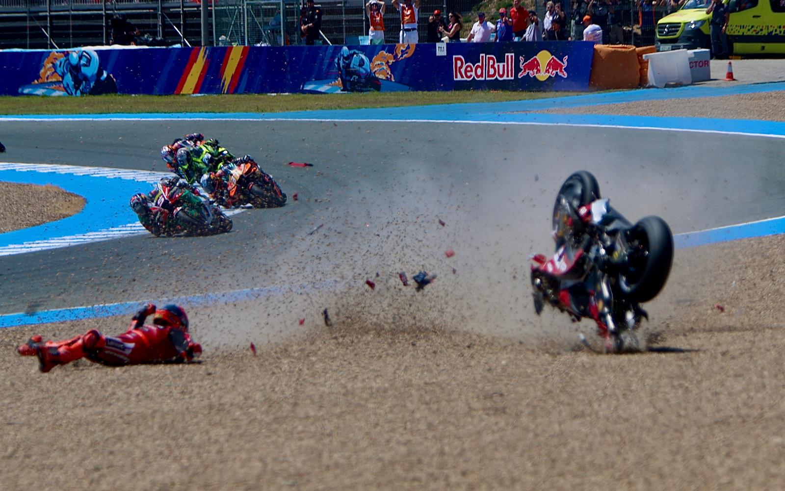 MotoGP™ ESTRELLA GALICIA 0,0 GRAND PRIX OF SPAIN | Marc Márquez cai na segunda volta, Francesco Bagnaia é forçado a abandonar 