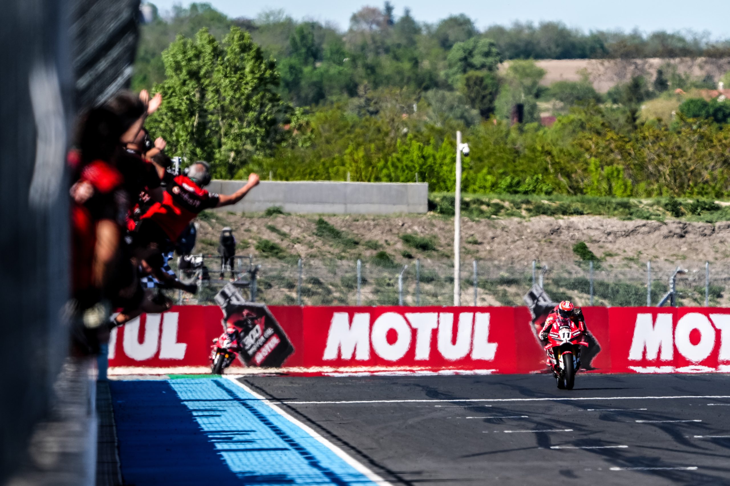 WorldSBK Motul Hungarian Round | Bulega domina Balaton com mais um hat-trick e bate novos recordes